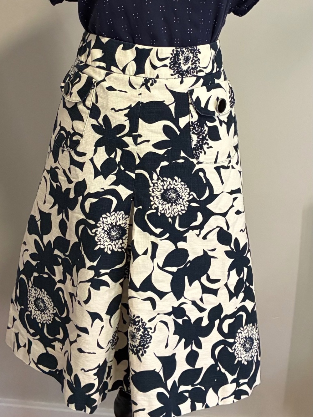 Merona floral A-line skirt in cream and black. 100% cotton. Size 10.